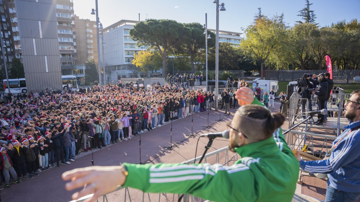 La Gran Nadala de Canal Reus 2025 va reunir a gairebé 1.500 infants a la plaça de l'Univers.