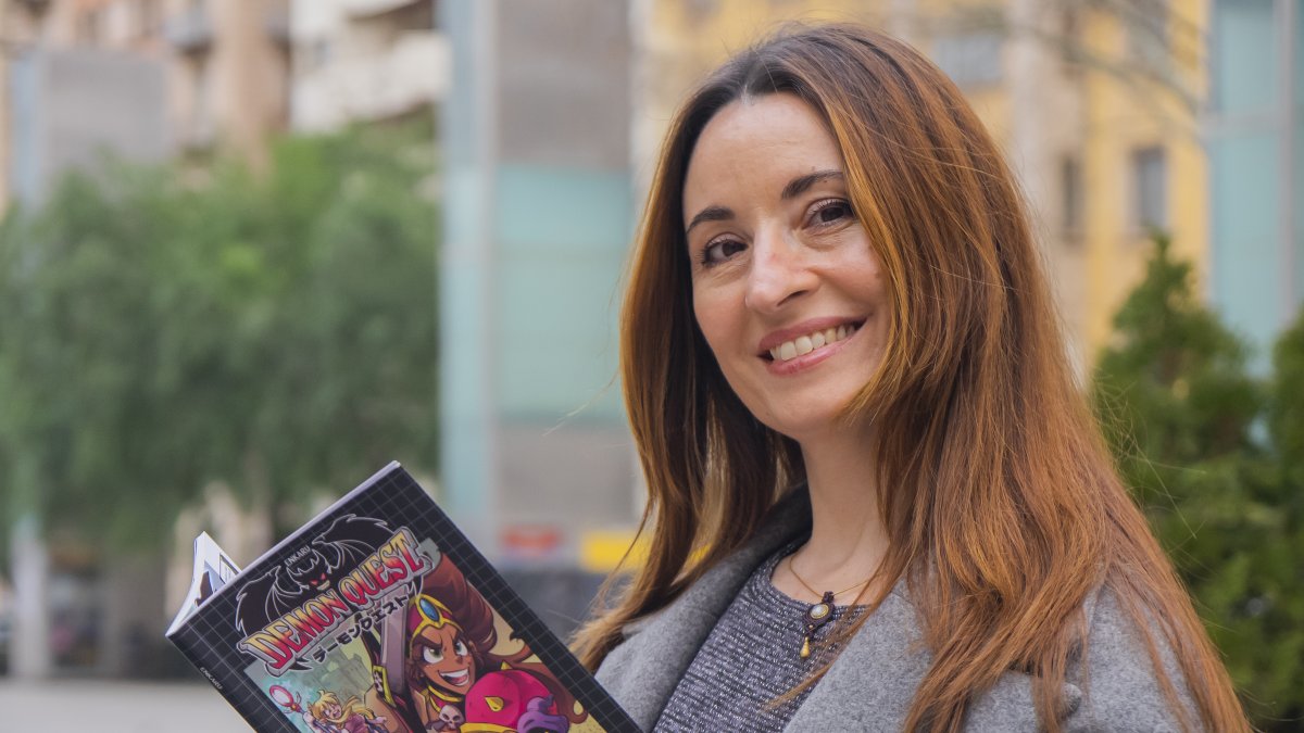 Enkaru, nom artístic d’Encar Robles, amb un exemplar de ‘Demon Quest’, obra guardonada als Manga Barcelona Awards 2024