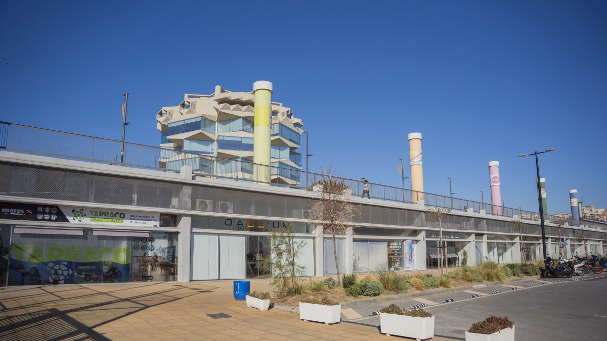 Empresas constructoras y gabinetes de abogados se han instalado en algunos de los locales del Port Esportiu.