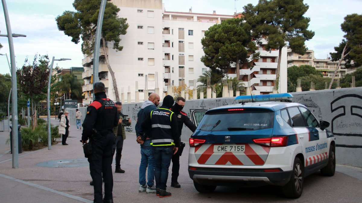 Un home detingut a Salou en el marc del dispositiu policial contra una organització amb epicentre a Catalunya implicada en assalts violents i tràfic de drogues.
