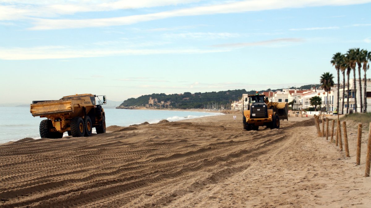Inicio de los trabajos de reposición de arena en la playa de Altafulla.