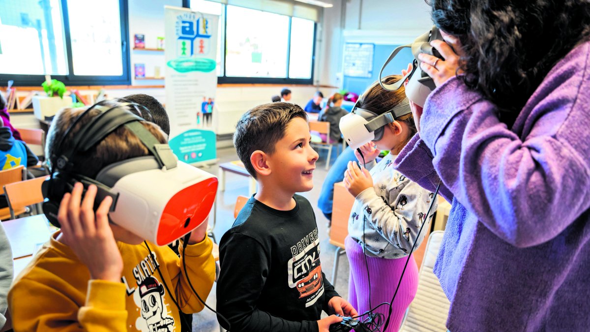 Les ulleres de realitat virtual mostren l’experiència d’un infant amb TEA en un centre comercial.