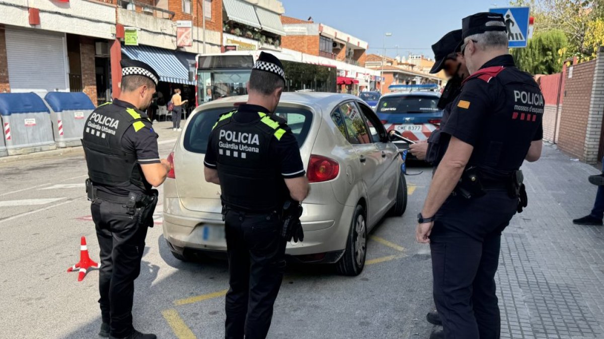 Agentes de la Guardia Urbana y los Mossos d'Esquadra en un dispositivo conjunto.