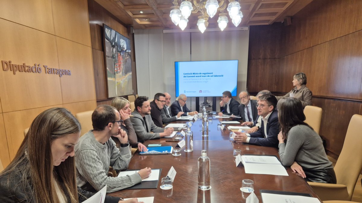 Imatge de la reunió mixta Diputació-URV, que ha tingut lloc aquest dimarts