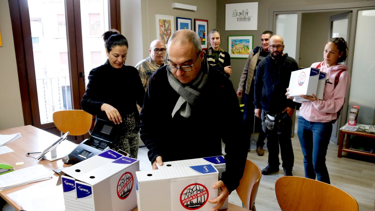 La plataforma Aturem els molins presenta les al·legacions a l’Ajuntament de Montbrió del Camp