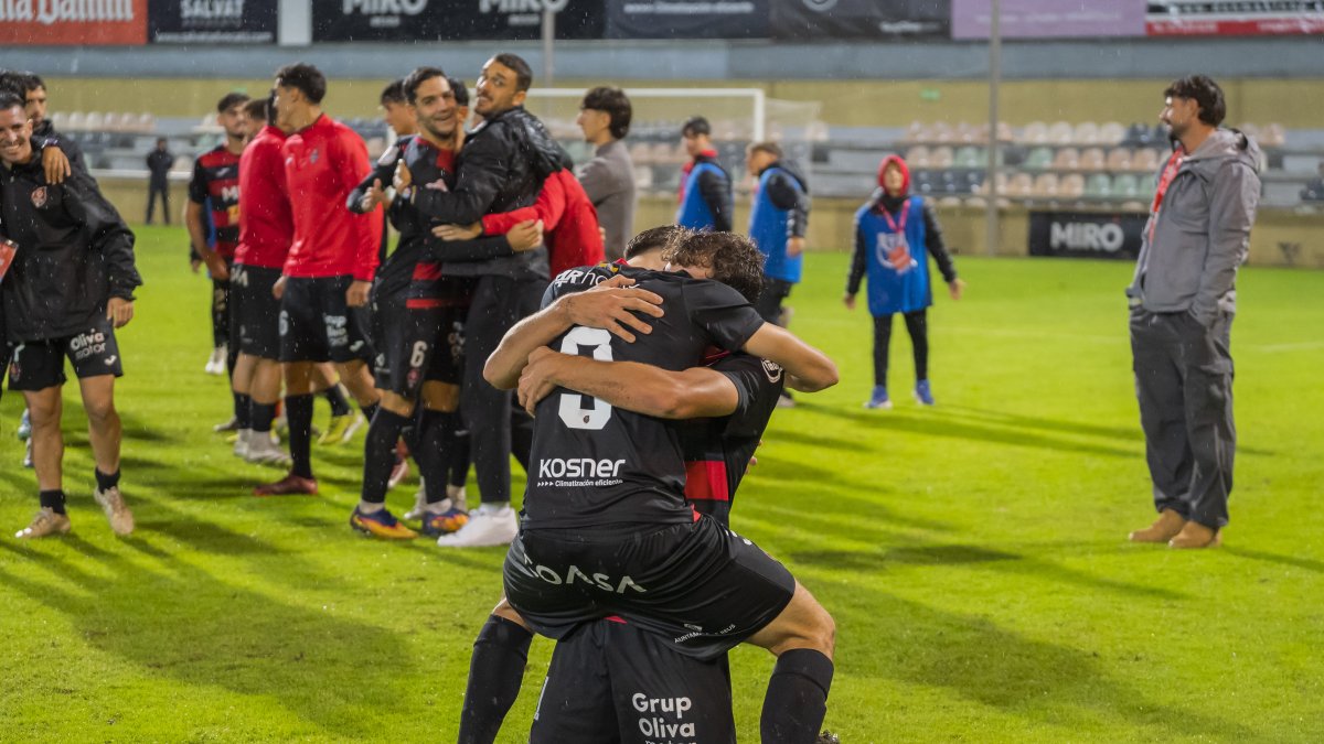 Els jugadors del Reus celebrant amb eufòria la victòria contra l’Europa