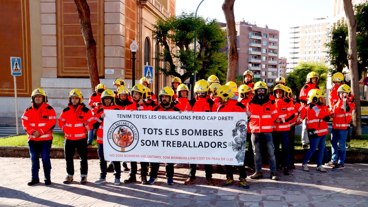 Els bombers voluntaris del Camp de Tarragona i l'Ebre presenten una demanda col·lectiva