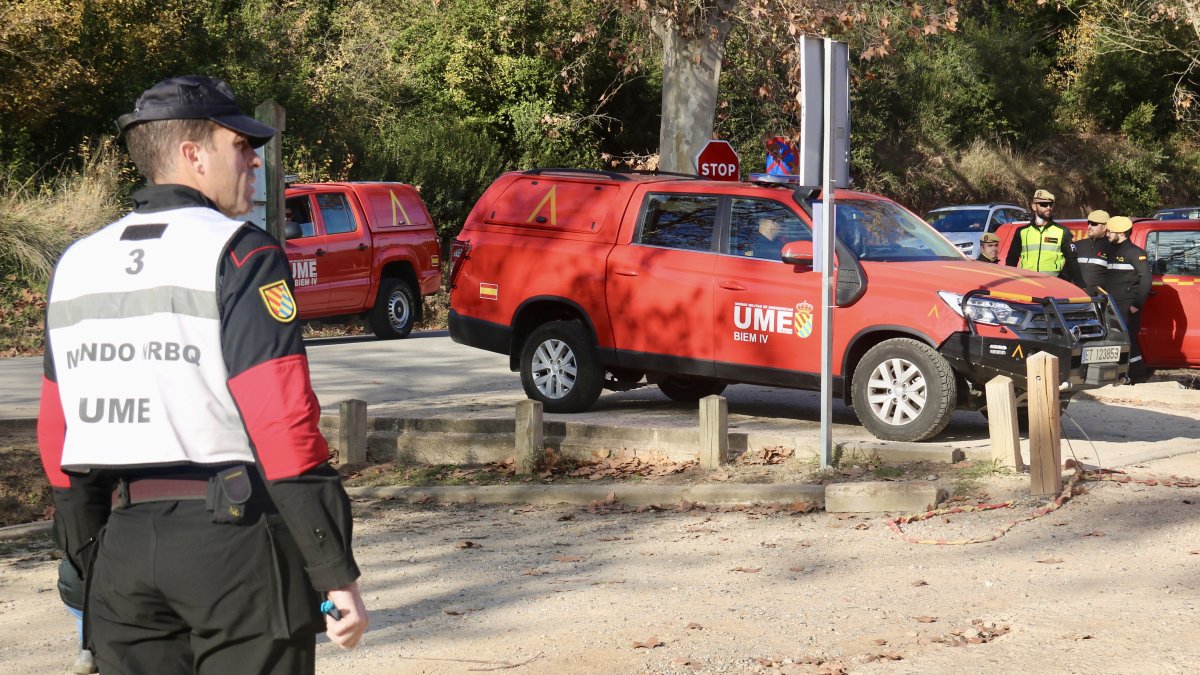 Conjunto de vehículos de la UME accediendo al ámbito de Can Coll, en Cerdanyola del Vallès