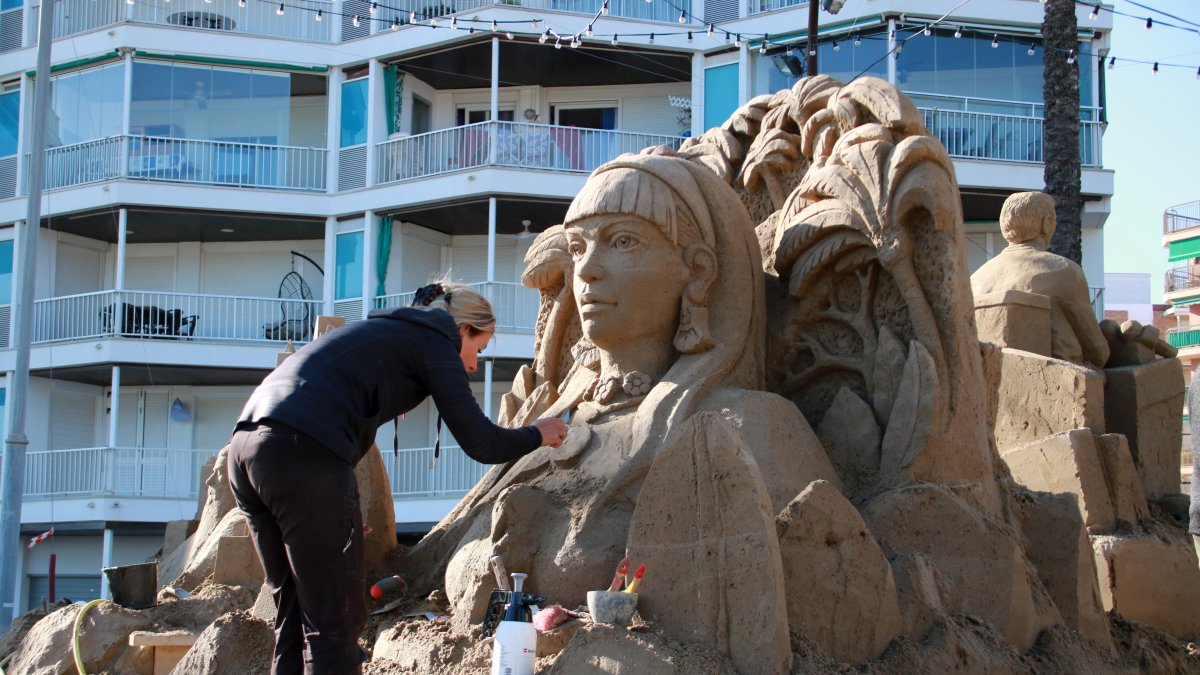 Una artista trabajando en una figura del Pessebre de Sorra de Vila-seca.