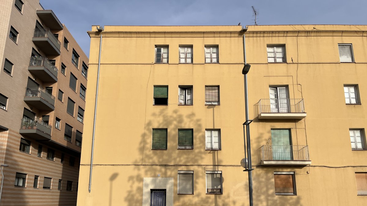 Imatge d'un dels blocs que té ADIF en propietat a Tarragona i que va ser ocupat pel Sindicat d'Habitatge.