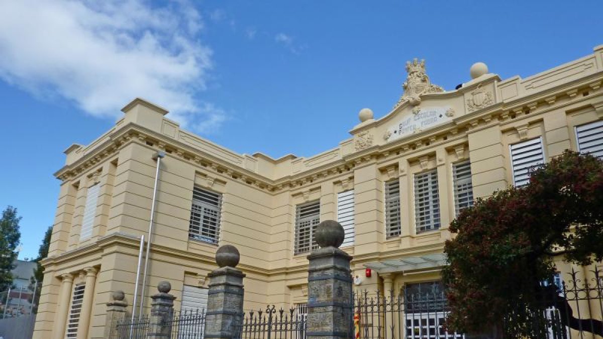 L’Escola Pompeu Fabra es troba en l’actualitat a la zona escolar A i el moviment permetria equilibrar l’oferta i la distribució de les places.