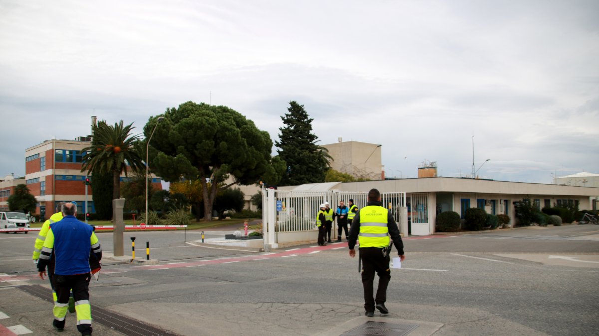 Treballadors entrant al complex industrial del polígon sud de Tarragona, on s'ubica l'empresa Elix Polymers afectada per un incendi.