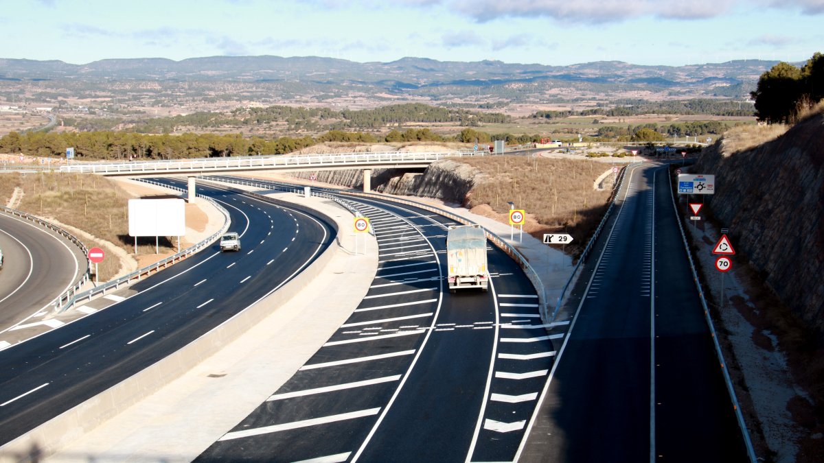 Vehicles circulant per l'A-27 en el punt d'enllaç amb l'N-240, al terme de Montblanc, en la seva obertura.