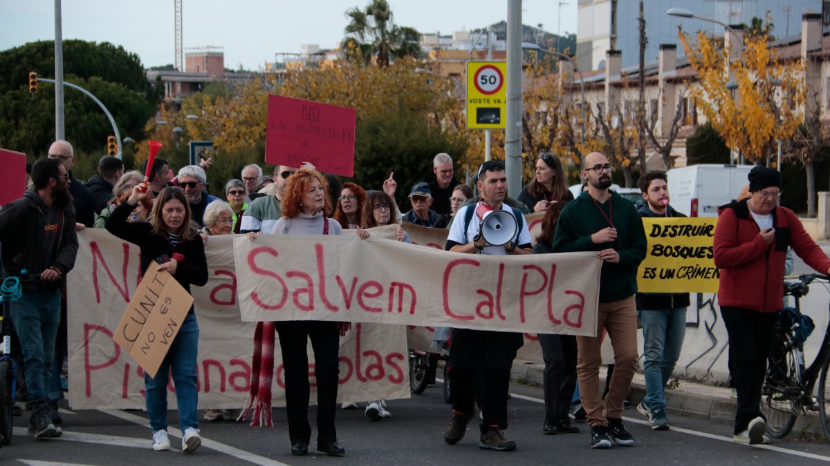 Cabecera de la manifestación en contra del proyecto de camping en Cunit que incluye una piscina de olas artificiales
