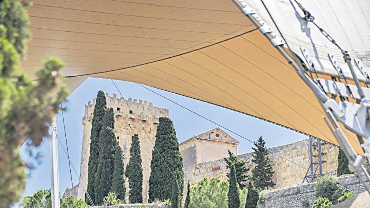 El tramo afectado de la Falsa Braga, que es la fortificación que rodea la Muralla romana, está detrás del Teatro Auditorio Camp de Mart.