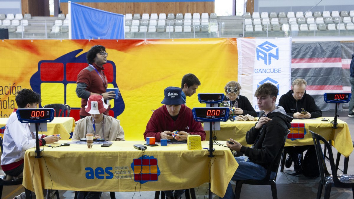 Uno de los participantes del Campeonato de España durante la final de la categoría Megaminx, ayer, en el Palau d'Esports.