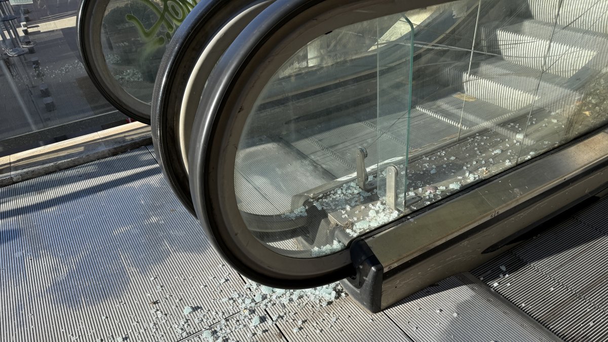 Imagen del cristal roto en las escaleras del Vapor.