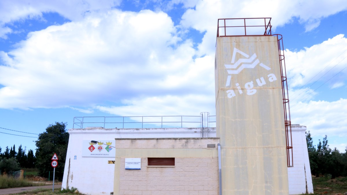 Conexión de agua del CAT con el depósito de la mancomunidad Delta Tres, en el término de l'Aldea.