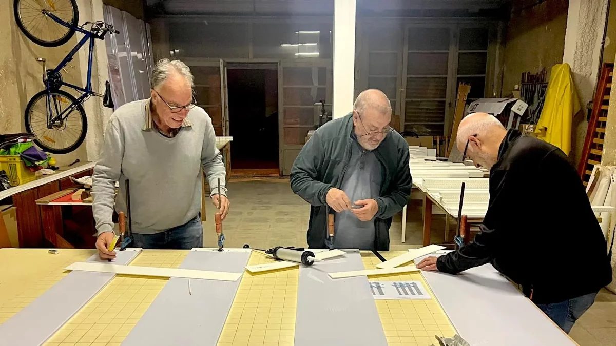 El equipo de escenografía de los Pastorets de l'Espluga durante los primeros trabajos de renovación.