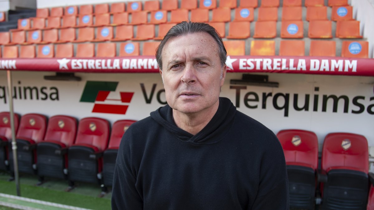 El técnico del Nàstic, Cristóbal Parralo, en el césped del Nou Estadi Costa Daurada.