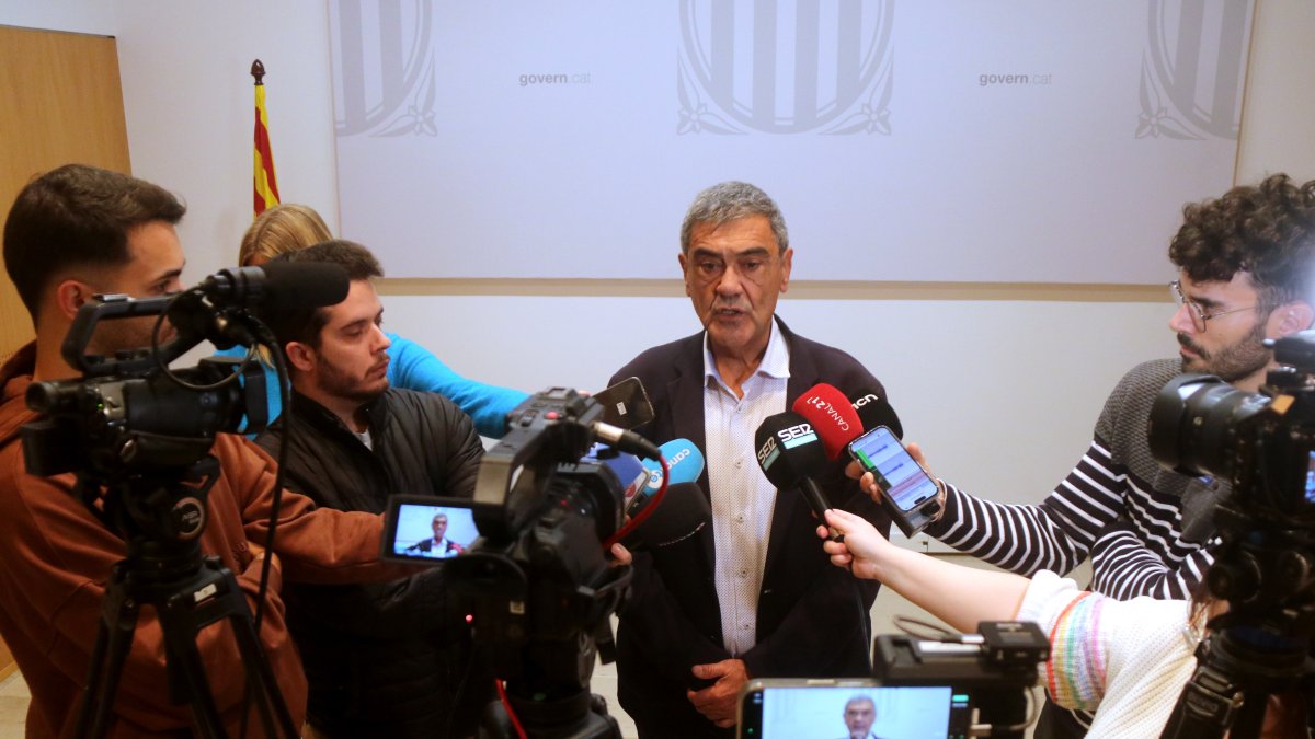 El delegat del Govern a les Terres de l'Ebre, Joan Castor Gonell, atén els mitjans de comunicació al palau Abària de Tortosa.