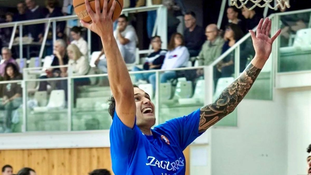 Stefano Bachiochi con la camiseta del CBT.