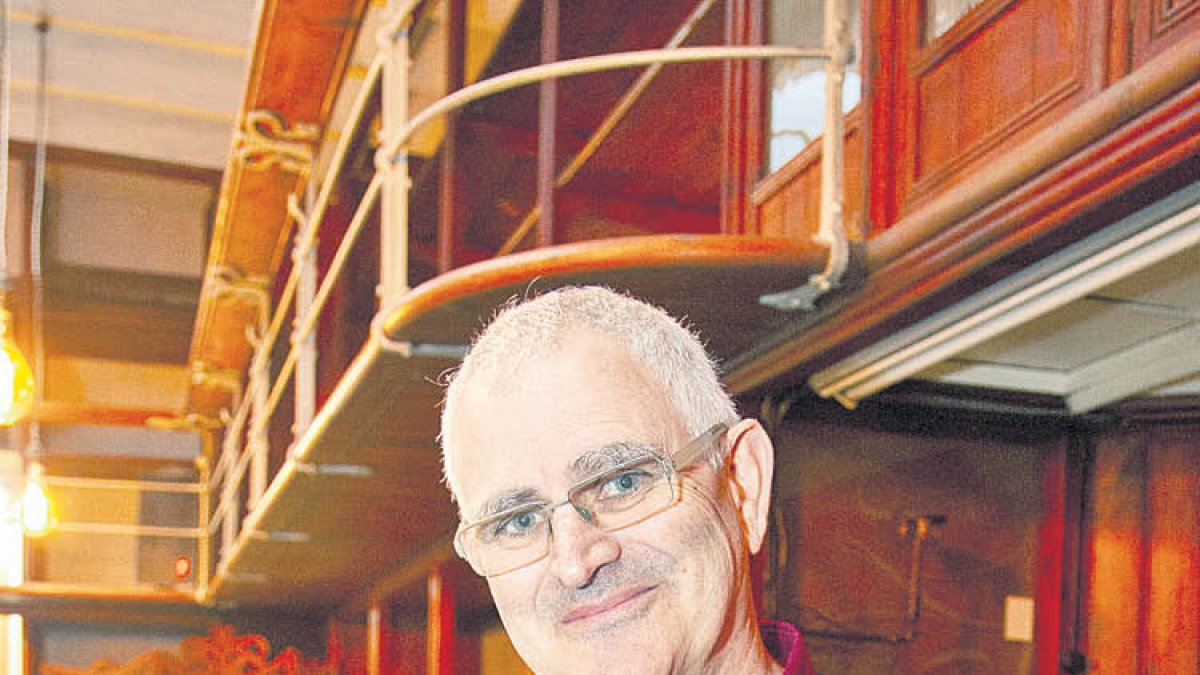 L'escriptor Raimon Portell, amb un exemplar de 'La Casa Navàs'.