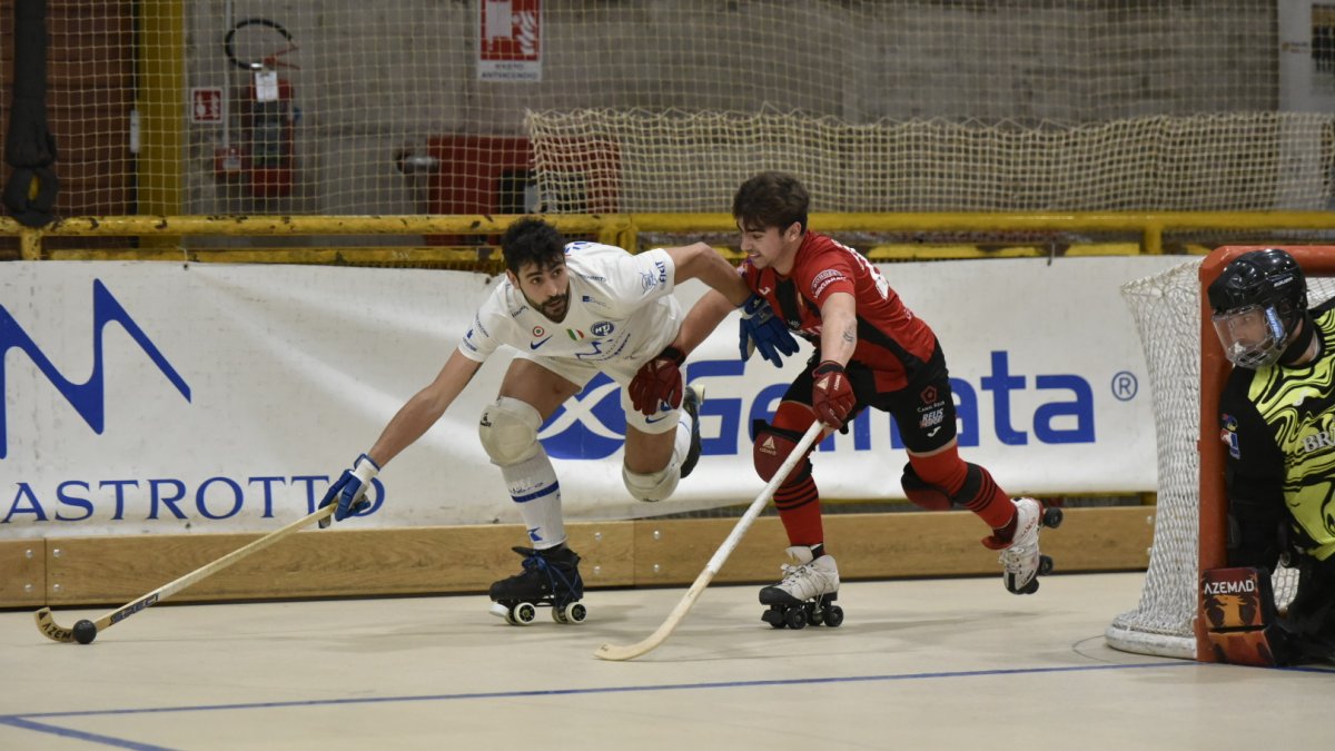 El jugador del Reus Carles Casas intentando parar a un jugador del Trissino.