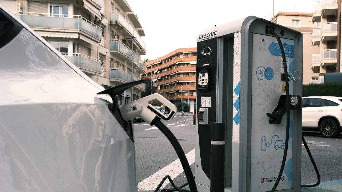 Se situarán dos en la calle Robert Gerhard, sustituyendo las antiguas.