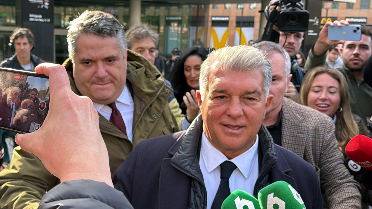 El president del Barça, Joan Laporta, a la sortida de la Ciutat de la Justícia.
