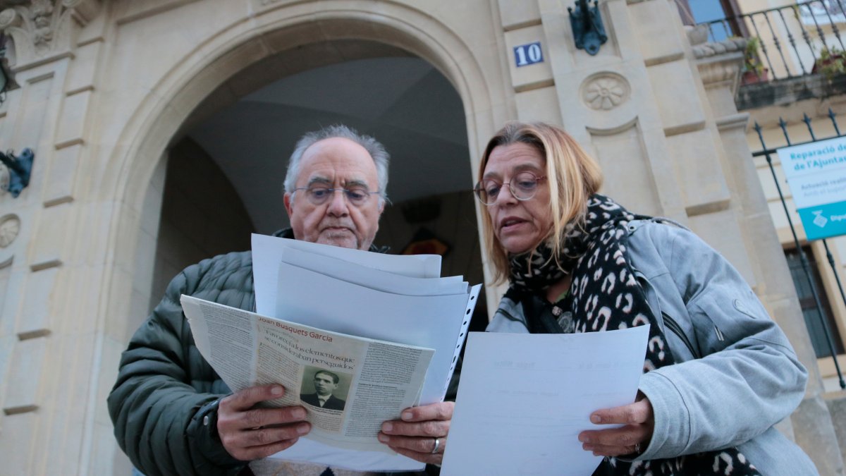 Dos nets de Joan Busquets i García repassen documentació sobre el seu avi, afusellat pel franquisme