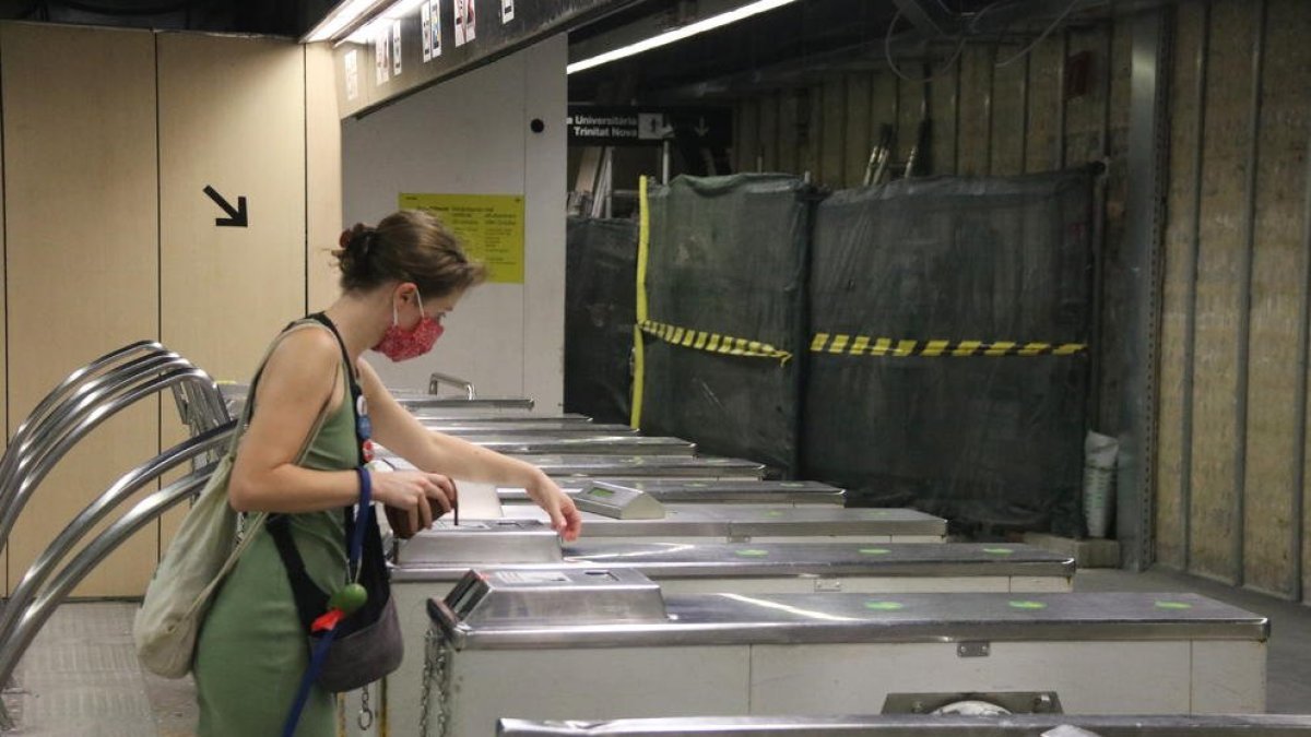 Imatge d'una dona amb mascareta al metro de Barcelona