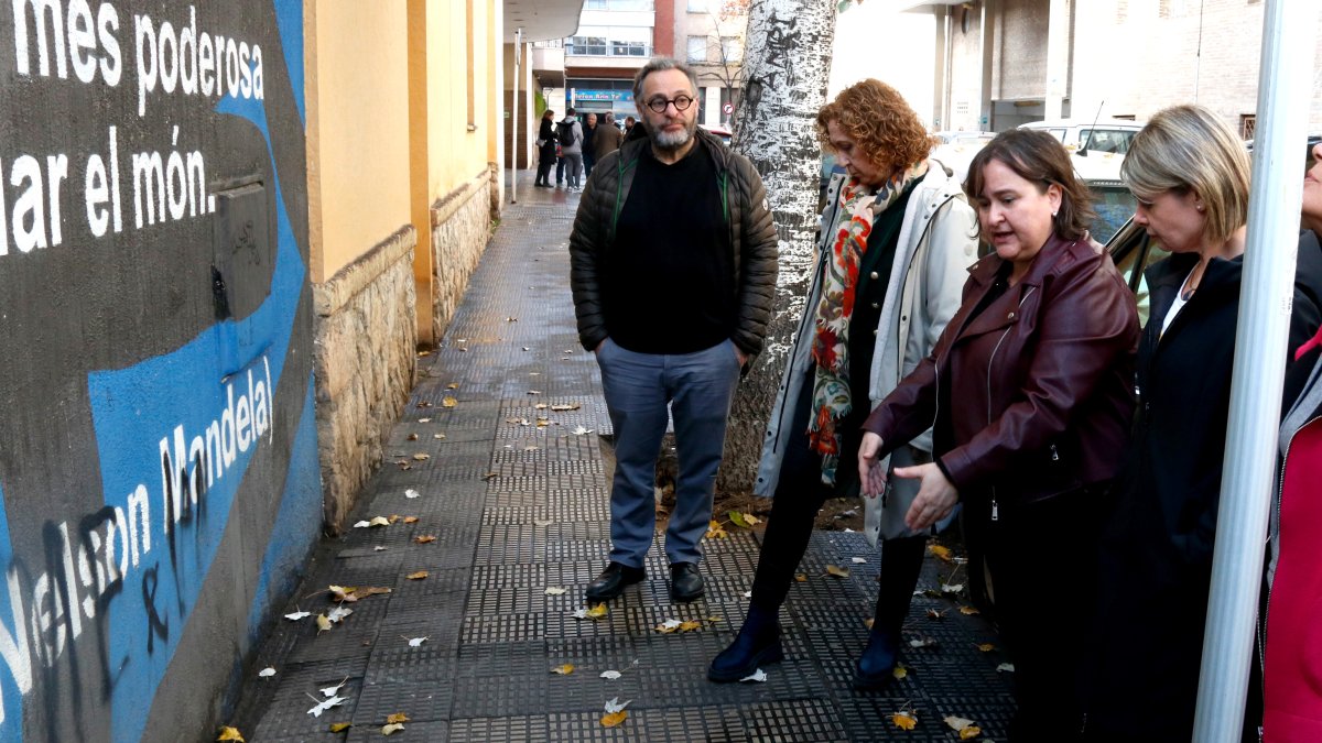 La edil Montserrat Flores y la portavoz del grupo parlamentario de ERC, Ester Capella, en la calle Jacint Barrau.