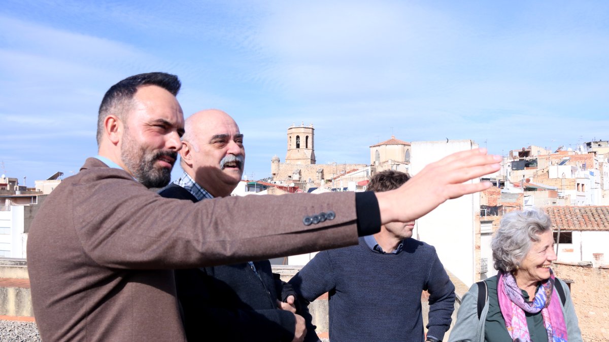 El alcalde de Alcanar, Joan Roig, hablando con miembros de la mesa desde el tejado del Ayuntamiento.