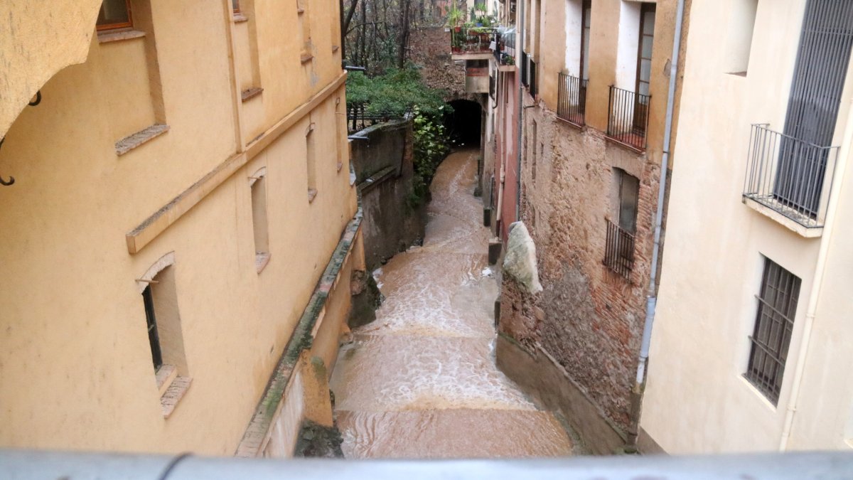 El barranco de la Villa de Falset lleno por|para la lluvia