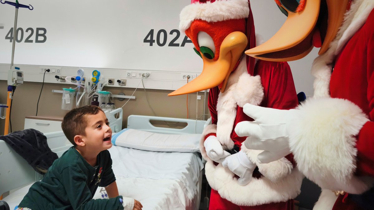 Durante la visita, los niños han recibido varios obsequios y materiales de PortAventura World como recuerdo de esta jornada