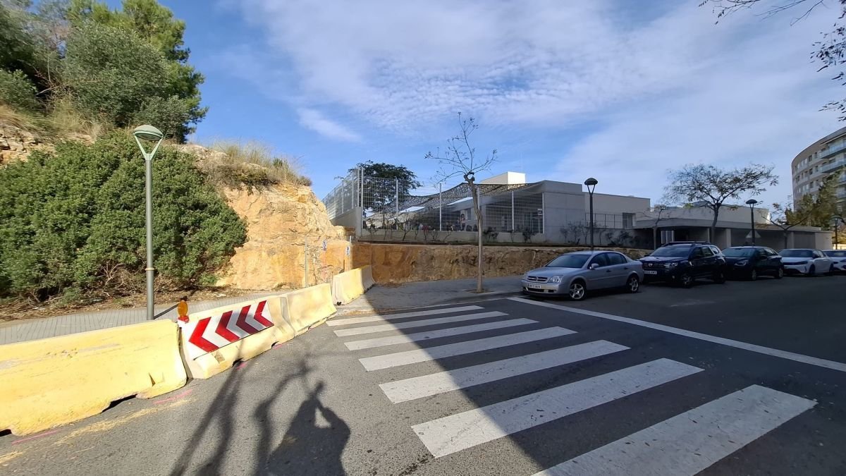 Se rebajarán siete metros de profundidad de roca calcárea a pocos metros del centro escolar.