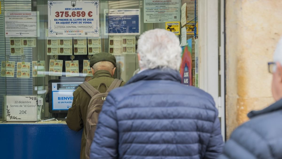 Cola delante de una administración de lotería.
