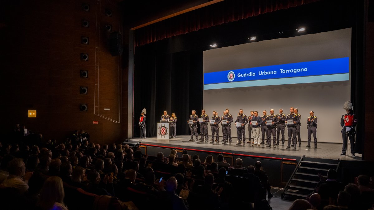 Imagen del acto institucional de la Guardia Urbana en el Teatro Tarragona.