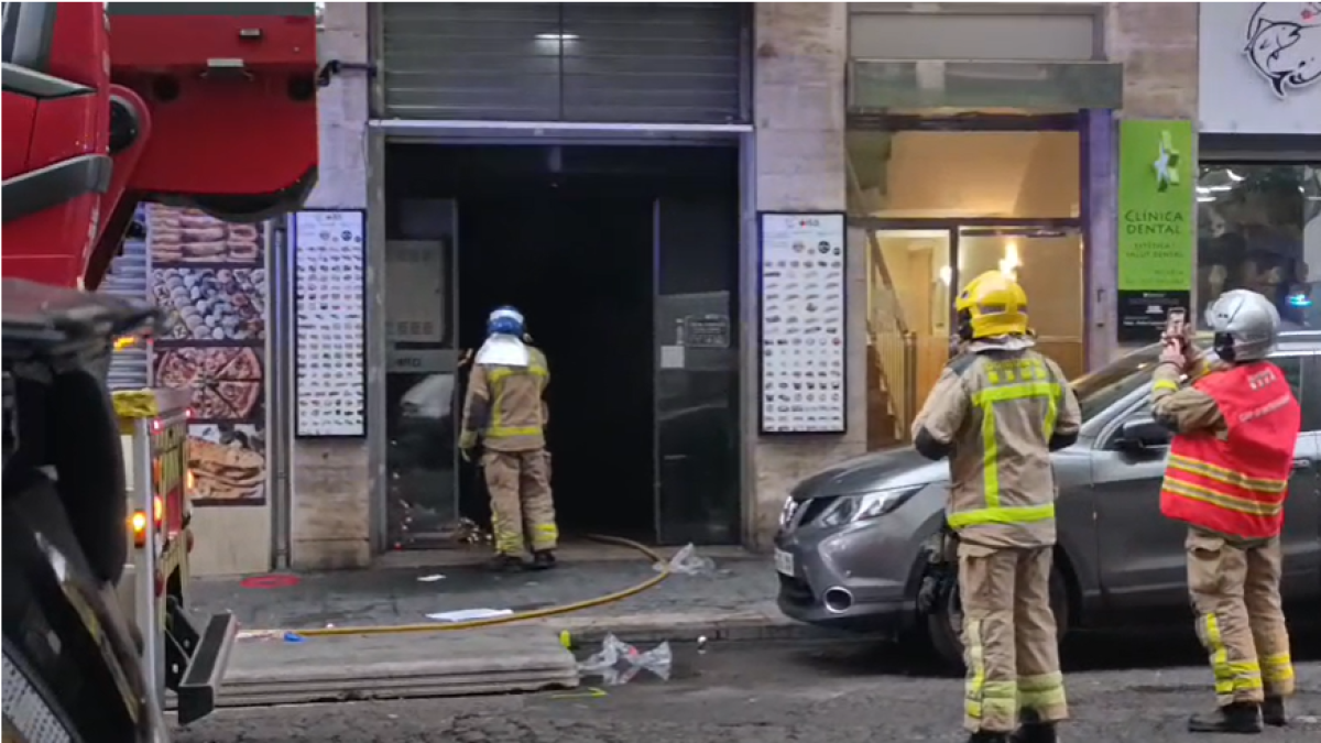 Bombers treballant en el lloc dels fets