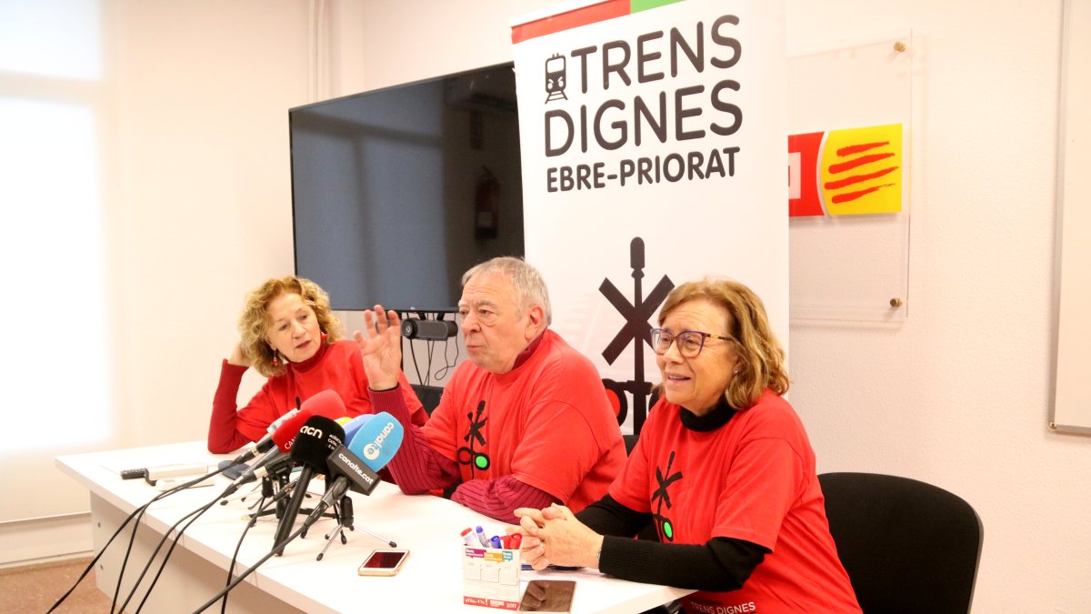 Cinta Galiana, Josep Casadó i Pepi Borràs, representants de Trens Dignes en roda de premsa