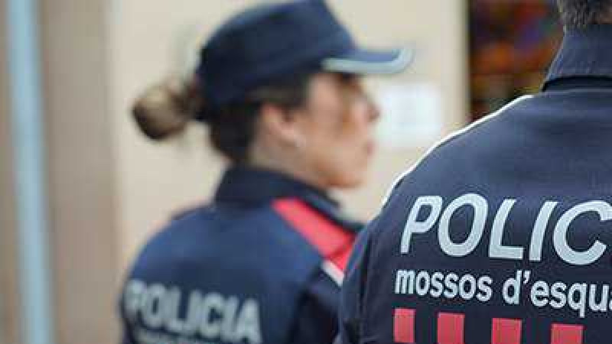 Imatge d'arxiu de dos agents de Mossos d'Esquadra.