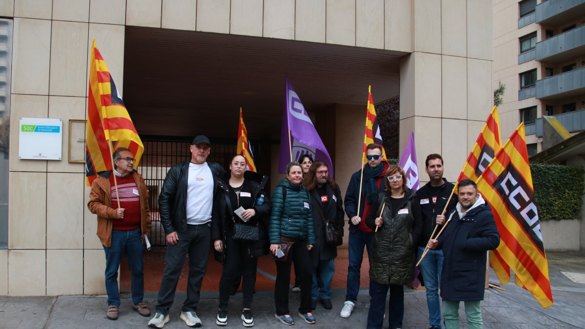 Diverses persones donant suport a la treballadora acomiadada de la residència La Marinada després de la conciliació feta als Serveis Territorials de Treball de Tarragona