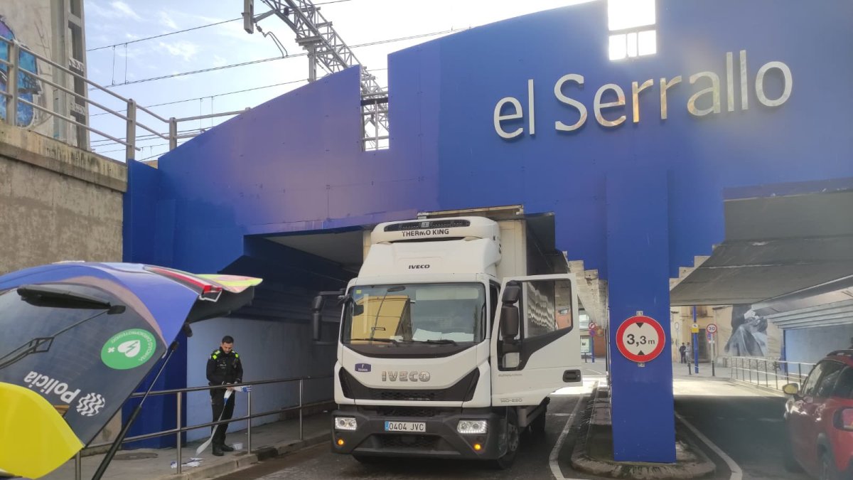 Imatge del camió encallat al pont de la Petxina.