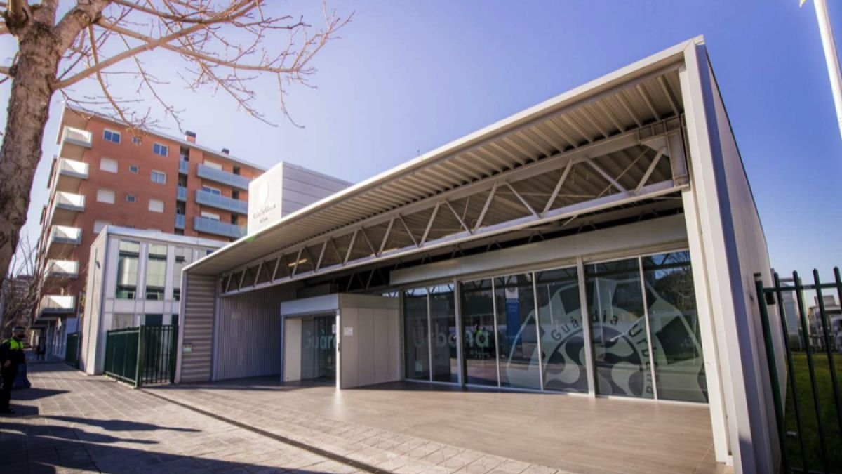 Es col·locaran a la comissaria de la Guàrdia Urbana, així com a la Llar d’Infants de Cèsar August, la Tabacalera o la piscina de Riu Clar.