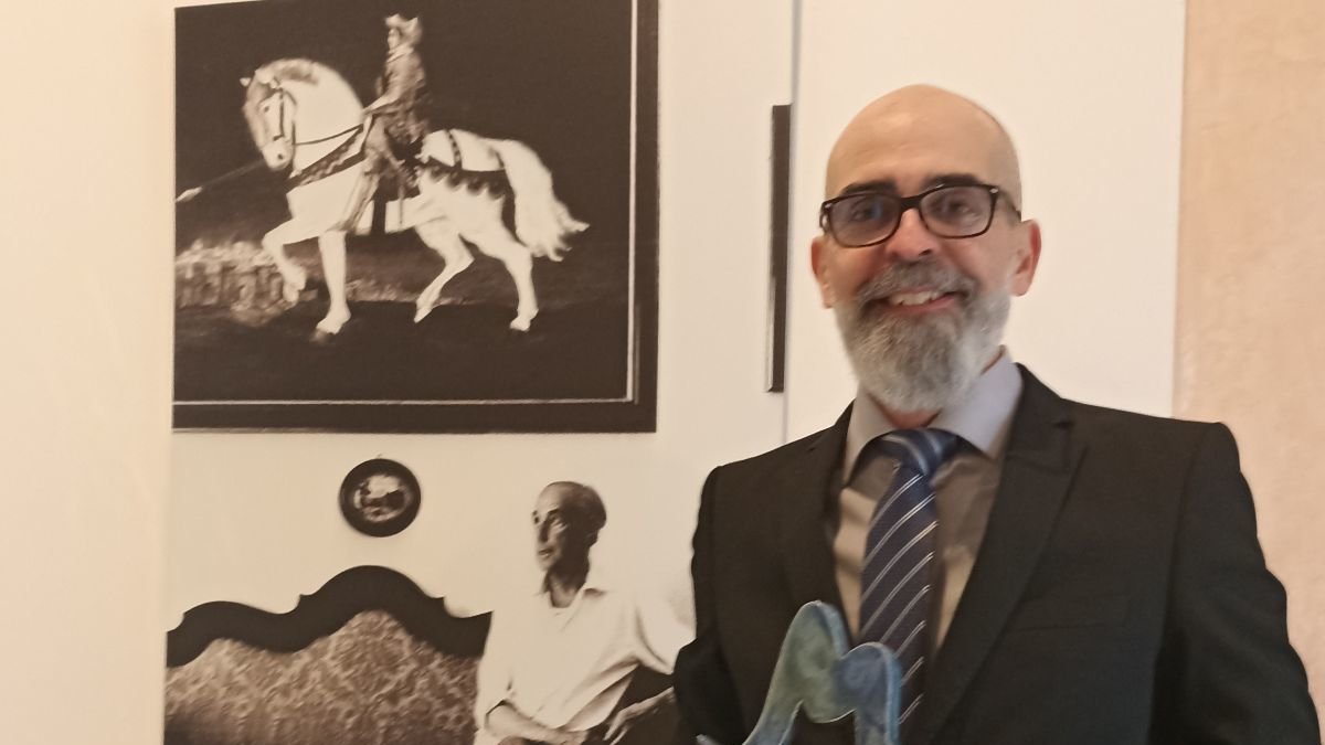 Òscar Palazón con el Premio Mallorca de Narrativa, entregado por el Consejo de Mallorca.