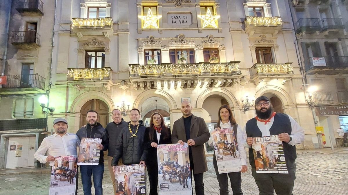 Representants de les diligències i el consistori durant la presentació.