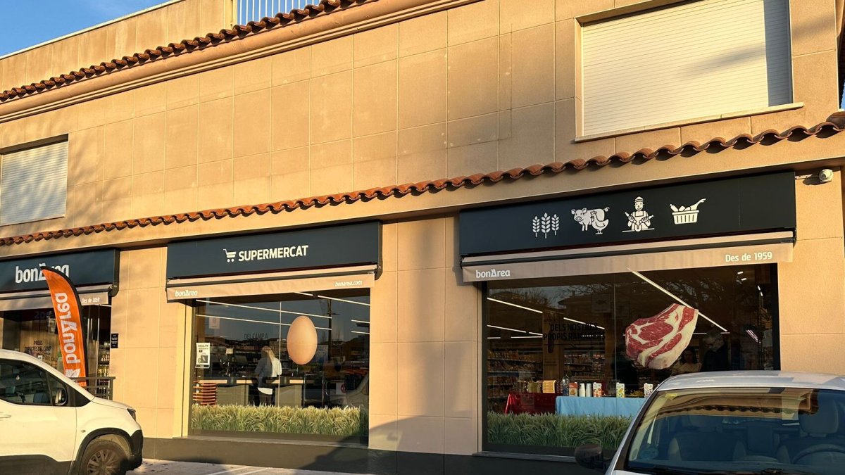 Exterior de la nueva tienda de bonÀrea en Segur de Calafell.
