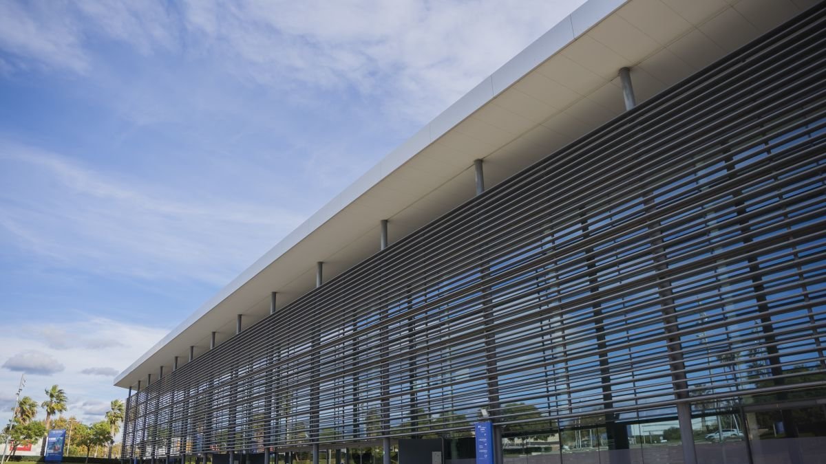 Fotografía del edificio Redessa Tecno, visto desde el exterior.