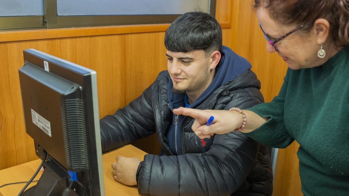 Un alumno practicante tests de la prueba teórica